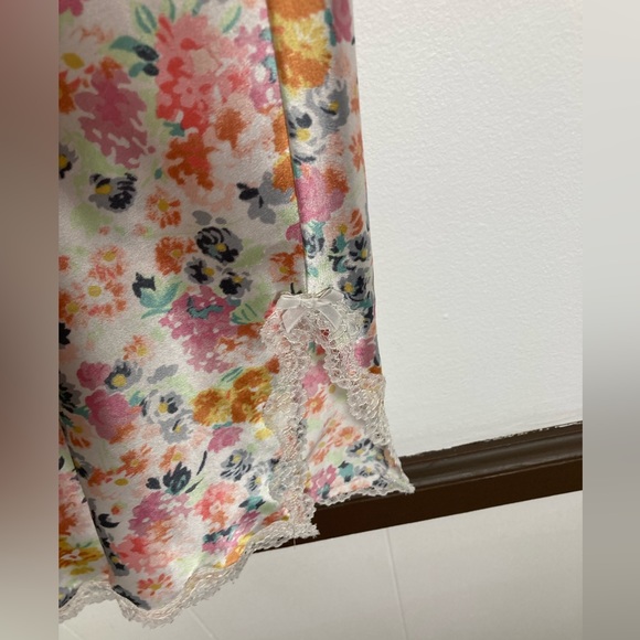VS Silky Slip Floral - Picture 5 of 7